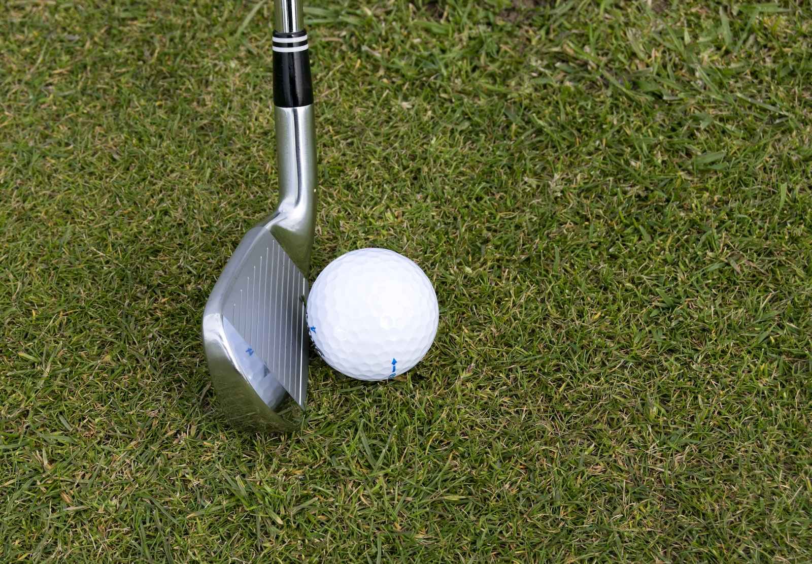 Jak rozpocząć naukę gry w golfa – przewodnik dla początkujących