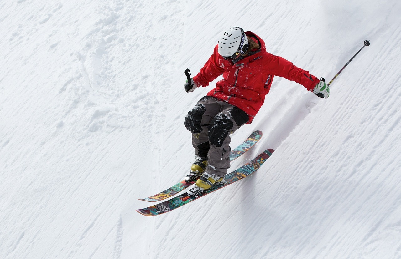 Co bardziej obciąża kolana: narty czy snowboard?